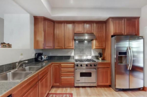 Red Quill Luxury Villa #305 Downtown HOT TUB Views - FREE Activities & Equipment Rentals Daily